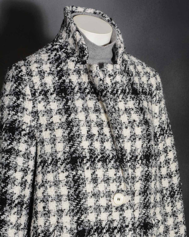 Cappotto donna Hubert Gasser in misto lana vergine a quadri bianchi e neri effetto Bouclè (9 di 18)