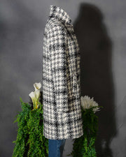 Cappotto donna Hubert Gasser in misto lana vergine a quadri bianchi e neri effetto Bouclè (14 di 18)