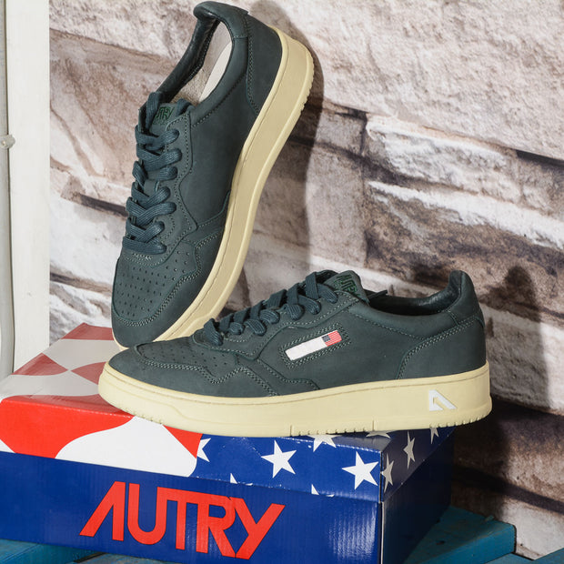 AUTRY Action Shoes Medalist LOW MAN Green Sneakers in Nabuk verde - AULM NN07