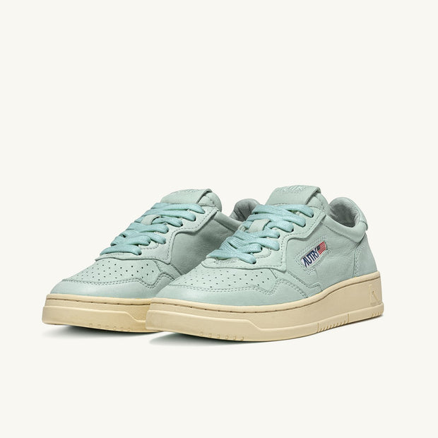 AUTRY Action Shoes Medalist LOW Woman Shell Sneakers in Nabuk celeste – AULW GG25
