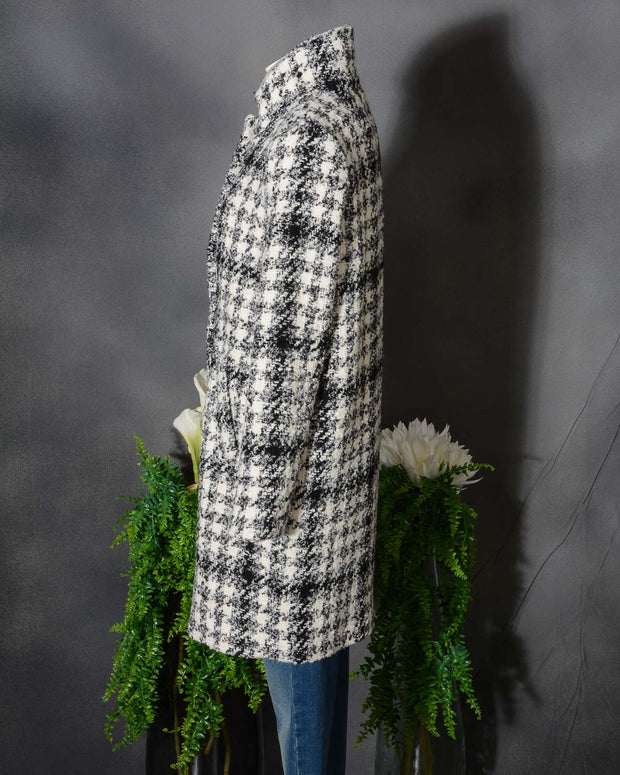 Cappotto donna Hubert Gasser in misto lana vergine a quadri bianchi e neri effetto Bouclè (11 di 18)